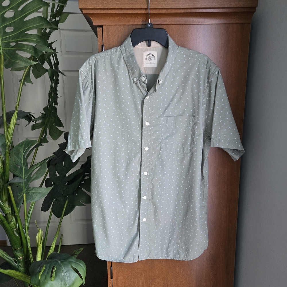 Dubinik Men's Light Green Button Down Shirt With Subtle White Pattern